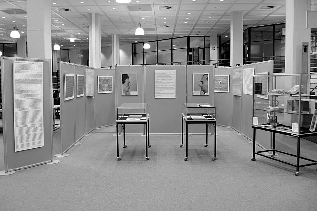 Blick auf die Ausstellung in der Universitätsbibliothek Paderborn (Foto Christian Winterstein 2019)